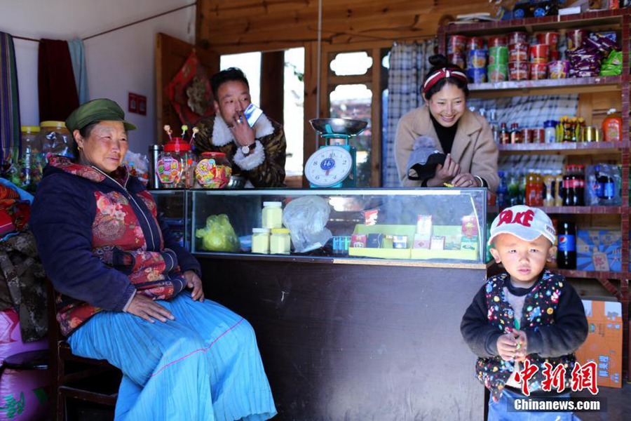 3월 11일, 양쿠자(楊苦甲•60세) 할머니와 자손들이 슈퍼에 모였다. [촬영: 중국신문사 왕레이(王磊) 기자]
