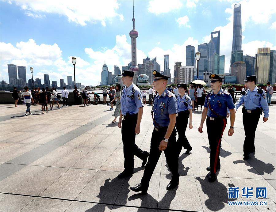 2018년 7월 18일, 중국-이탈리아 경찰 합동팀이 상하이 와이탄(外灘)에서 순찰을 벌였다. [촬영: 신화사 판쥔(凡軍) 기자]