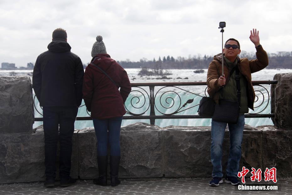 세계 각지에서 온 관광객들은 캐나다 쪽에서 미국과 캐나다 경계에 위치한 나이아가라폭포를 감상하고 있다. [촬영/중국신문사 위루이둥(余瑞東) 기자]