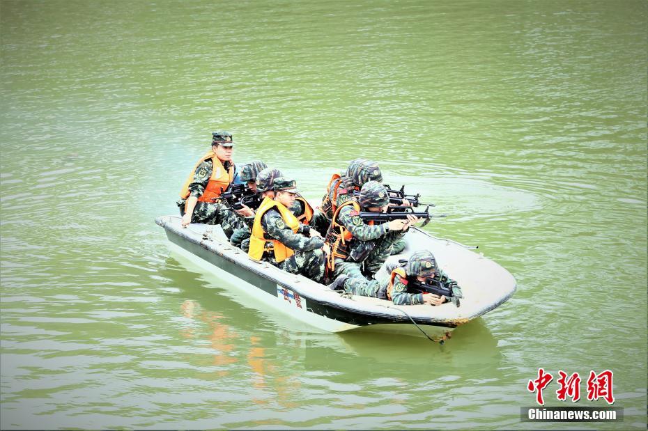 3월 18일, 무장경찰 광시(廣西) 총대(總隊) 특전대원들이 배 위에서 수상 경계를 하고 있다. [사진 출처: 중국신문사/촬영: 위하이양(余海洋)]