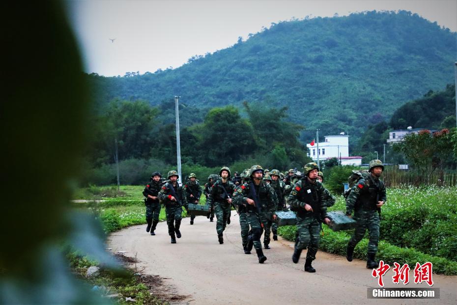 3월 18일, 무장경찰 광시(廣西) 총대(總隊) 특전대원들이 5km 산악 행군을 실시하고 있다. [사진 출처: 중국신문사/촬영: 추이청(崔程)]
