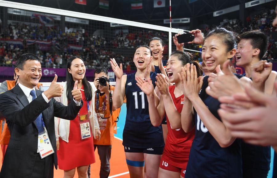 2018년 9월 1일, 마윈(馬雲) 알리바바 회장(왼쪽)이 중국 여자배구 우승을 축하하고 있다. 당일 18회 아시안게임 여자배구 결승에서 중국이 태국을 3:0으로 꺾고 우승을 차지했다. [촬영/신화사 두위(杜宇) 가자]