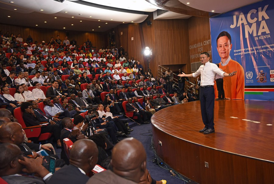 2017년 7월 20일, 마윈(馬雲) 알리바바 회장(오른쪽)이 케냐 나이로비대학교에서 강연을 하고 있다.