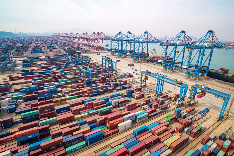2019년 3월 8일 산둥(山東) 칭다오 항구 대외무역 컨테이너부두, 화물선에서 컨테이너를 하역하는 모습[사진 출처: 인민포토]