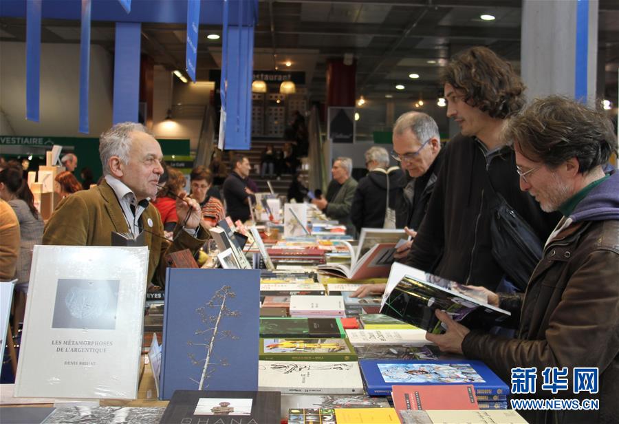 3월 15일, 독자들이 프랑스 파리도서전 중국 전시관에서 도서를 고르고 있다. [촬영/신화사 양이먀오(楊一苗) 기자]