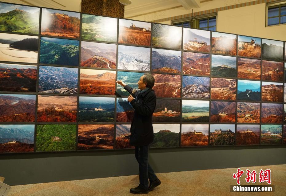 사진작가 박정우 씨가 75장의 사진을 통해 경계초소의 변천사를 보여주고 있다. [촬영/중국신문사 쯩나이(曾鼐) 기자]