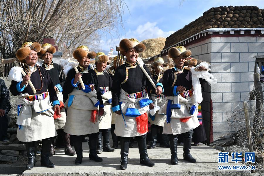 커쑹(克松) 지역 사람들이 봄갈이 의식에 참여하고 있다. (3월 16일 촬영) [촬영: 신화사 리신(李鑫) 기자]