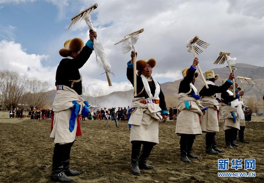커쑹(克松) 지역 사람들이 봄갈이 의식에 참여하고 있다. (3월 16일 촬영) [촬영: 신화사 푸부자시(普布扎西) 기자]