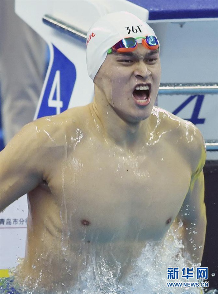 3월 24일, 쑨양(孫楊) 선수가 남자 400m 자유형 경기를 마치고 기뻐하고 있다. [촬영/신화사 주정(朱崢) 기자]