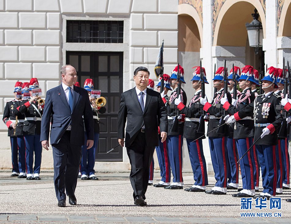 회담 전, 알베르 2세 국왕이 시진핑(習近平) 주석을 위한 환영식을 열었다. [촬영: 신화사 왕예(王曄) 기자]