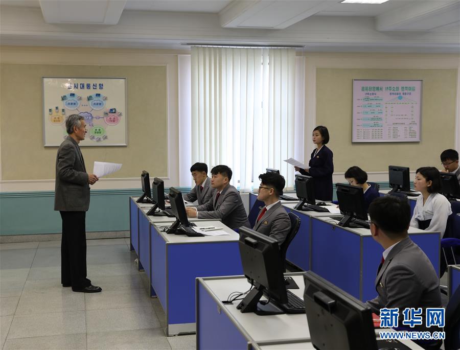지난 18일, 김일성종합대학, 손영남 교수(왼쪽)가 영어로 미국 문학에 대해 강의하고 있다. [촬영: 신화사 청다위(程大雨) 기자]