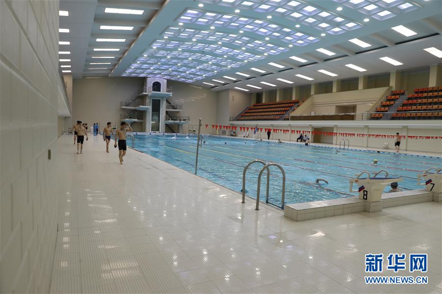 지난 18일, 김일성종합대학 수영관, 학생 및 교직원들이 수영을 즐기고 있다. [촬영: 신화사 청다위(程大雨) 기자]