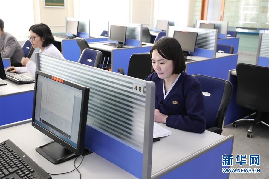 지난 18일, 김일성종합대학 전자열람실, 김진주 학생이 전자도서를 열람하고 있다. [촬영: 신화사 청다위(程大雨) 기자]