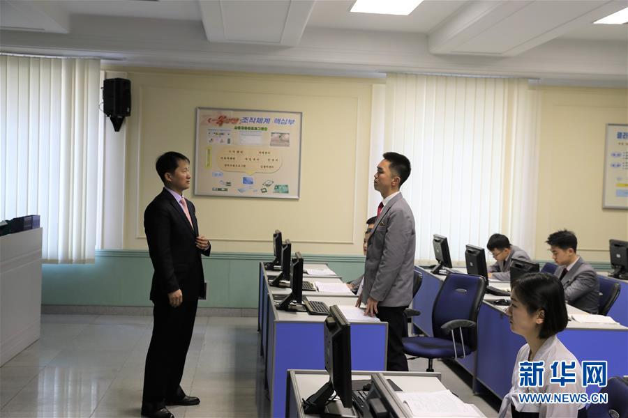 지난 18일, 김일성종합대학, 최충혁 부교수(왼쪽)이 중문과 학생들에게 중국 역사를 가르치고 있다. [촬영: 신화사 청다위(程大雨) 기자]