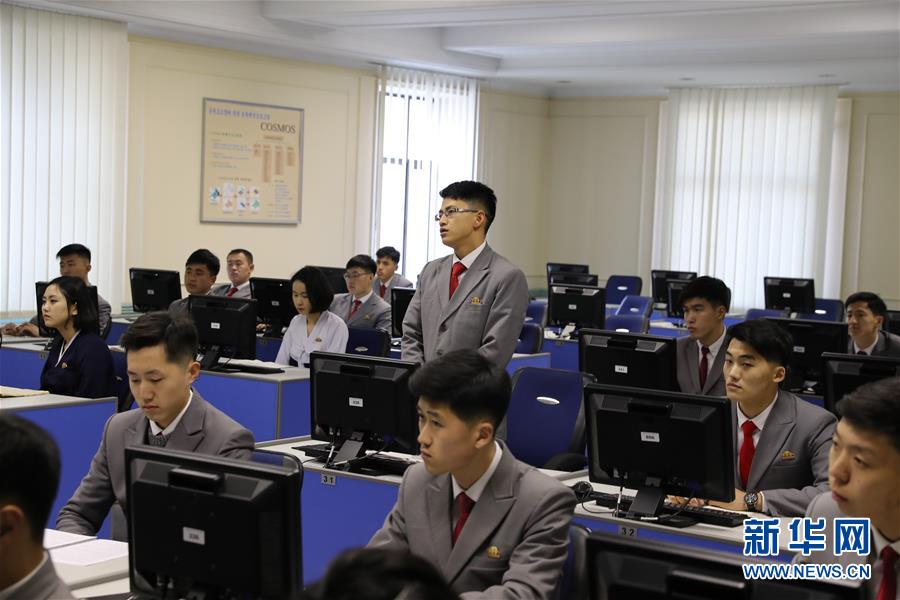 지난 18일, 김일성종합대학, 중문과 학생들이 수업을 듣고 있다. [촬영: 신화사 청다위(程大雨) 기자]