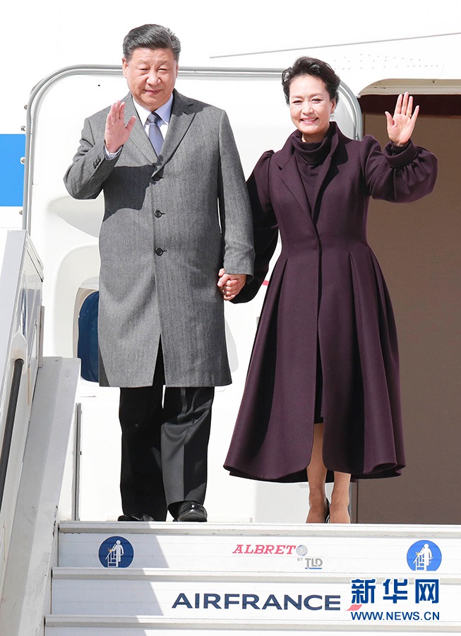 시진핑(習近平) 주석이 부인 펑리위안(彭麗媛) 여사와 파리 샤를드골 국제공항에 도착했다. [촬영/신화사 딩린(丁林) 기자]