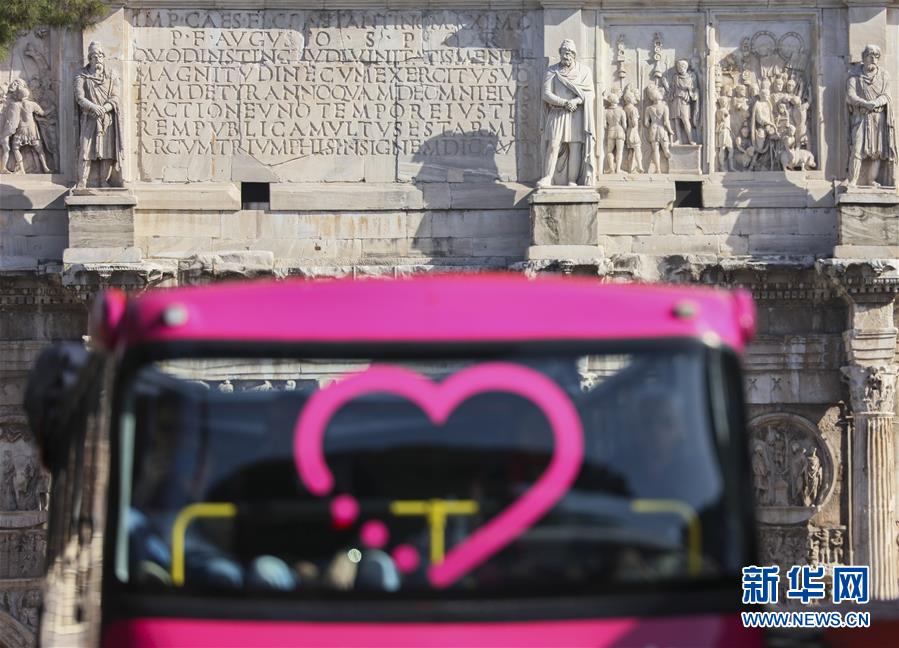 이탈리아 수도 로마, 관광버스 한 대가 콘스탄틴 개선문 앞을 지나고 있다. [2019년 3월 19일 촬영/신화사 란훙광(蘭紅光) 기자]