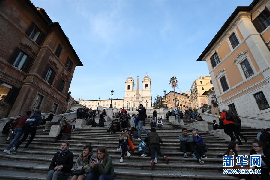 이탈리아 수도 로마, 관광객들이 스페인 계단을 구경하고 있다. 이곳은 영화 ‘로마의 휴일’ 촬영지로 유명하다. [2019년 3월 6일 촬영/신화사 청팅팅(程婷婷) 기자]