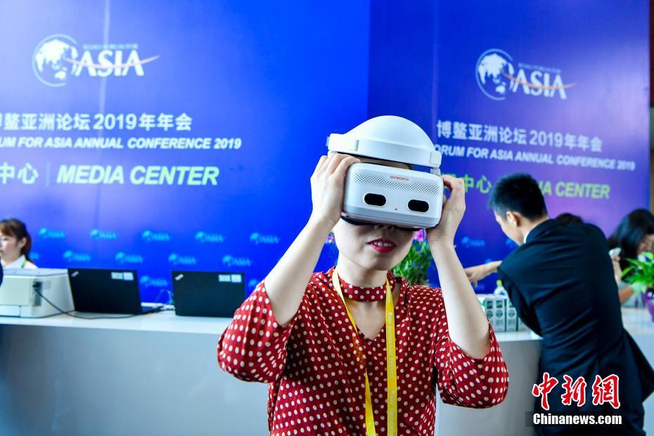 지난 26일 한 언론사 기자가 보아오(博鰲) 아시아포럼 프레스센터에서 ‘5G+4K+VR’ 생방송 체험을 하는 모습이다. [촬영/중국신문망 뤄윈페이(駱雲飛) 기자]