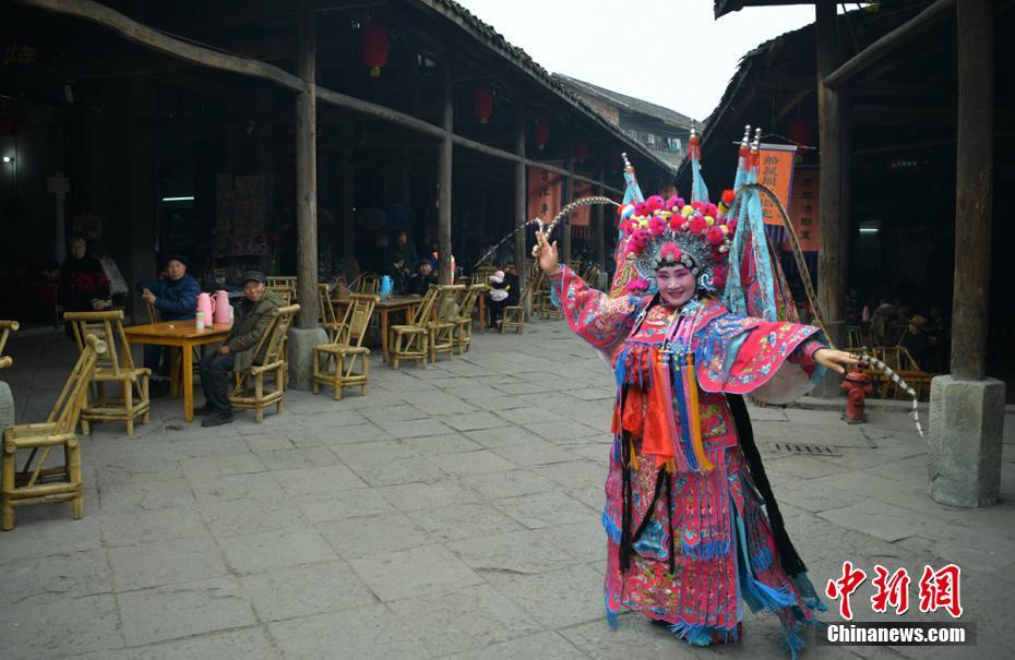 한 천극[川劇, 쓰촨(四川) 지방의 전통극] 애호가가 거리에서 연습을 하는 모습[촬영: 류중쥔(劉忠俊)]
