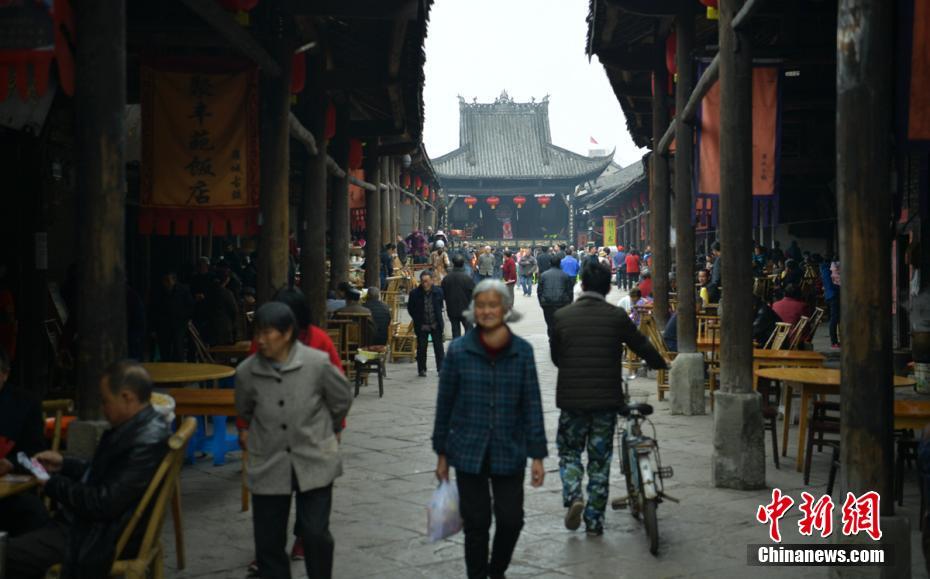 ‘촨싱제(船形街)’를 따라 걷는 주민들[촬영: 류중쥔(劉忠俊)]