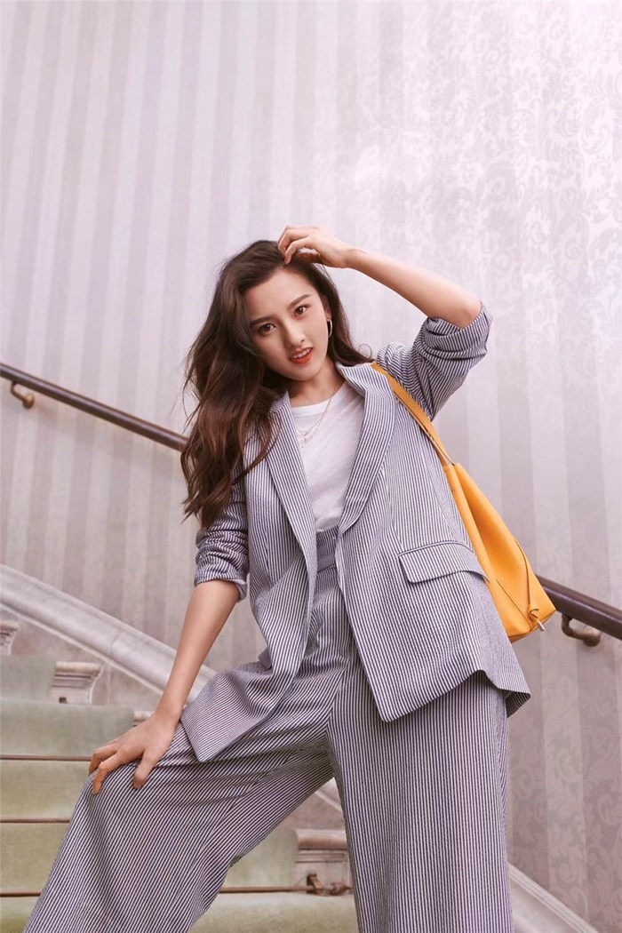 쑹쭈얼 중국 초봄 컬렉션 홍보대사로 발탁…모던하고 독특한 느낌