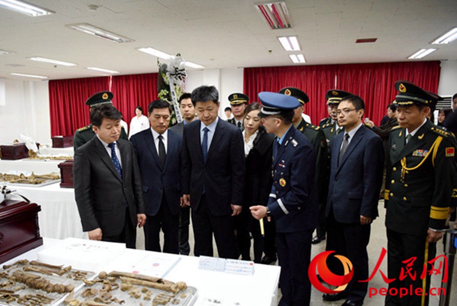 한국 측이 중국 측에 유해 발굴 관련 상황을 설명하고 있다.[촬영: 샤쉐(夏雪)]