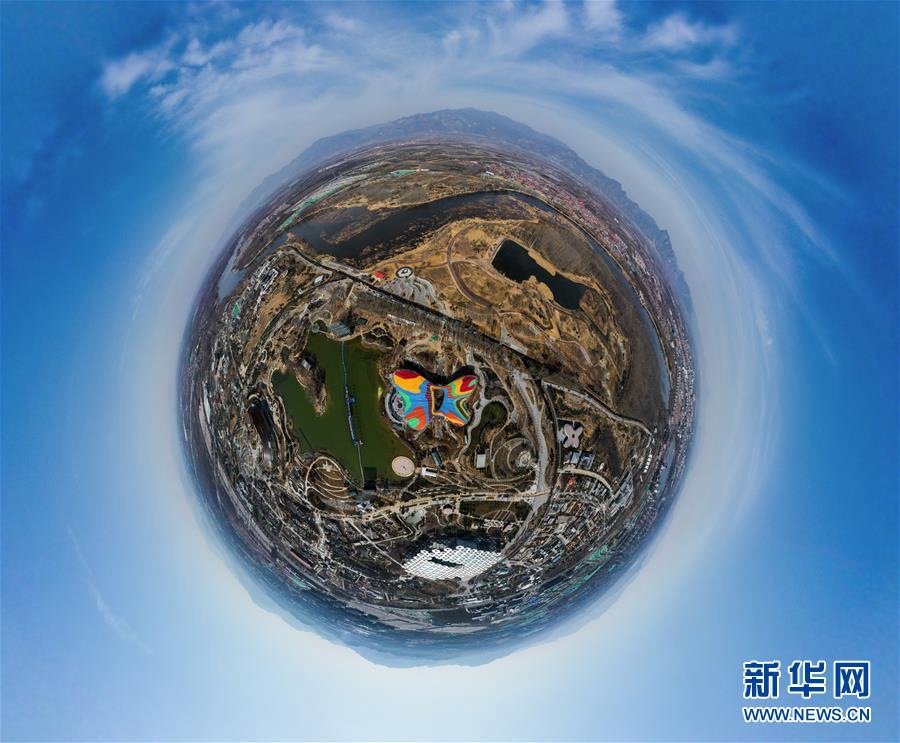 3월 26일 드론으로 촬영한 베이징 세계원예박람회 단지 ‘소행성’ 효과도 모습이다. 사진 가운데 건축물은 중국관이다. [촬영/신화사 왕젠화(王建華) 기자]