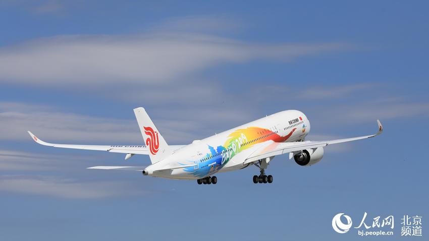테마 여객기가 베이징 서우두(首都) 국제공항에서 제1회 세계원예박람회 개최지인 런던으로 출발했다.