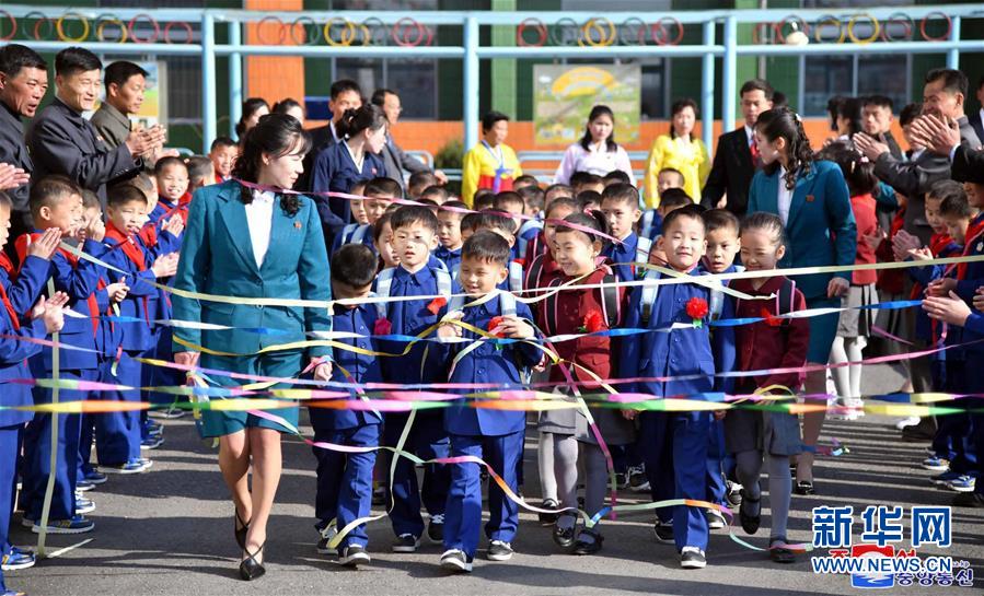 조선중앙통신이 지난 4월 1일 제공한 사진, 학생들이 개학식에 참석했다.