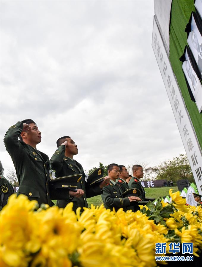 4월 4일, 추도식에 참석한 무장경찰 부대원들이 숨진 전우에게 경례하고 있다. [촬영/신화사 장차오췬(張超群) 기자]