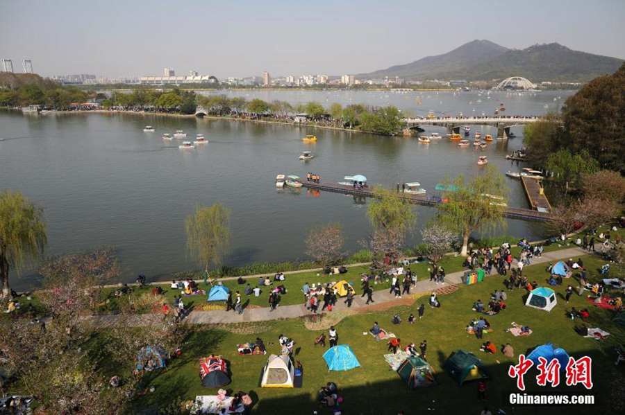 지난 31일, 시민과 관광객들이 난징(南京) 쉬안우호(玄武湖)공원에 몰렸다. [촬영: 중국신문사 양보(泱波) 기자]