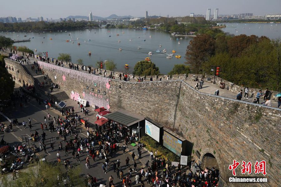 지난 31일, 시민과 관광객들이 명(明)대 성벽 주변에 몰렸다. [촬영: 중국신문사 양보(泱波) 기자]