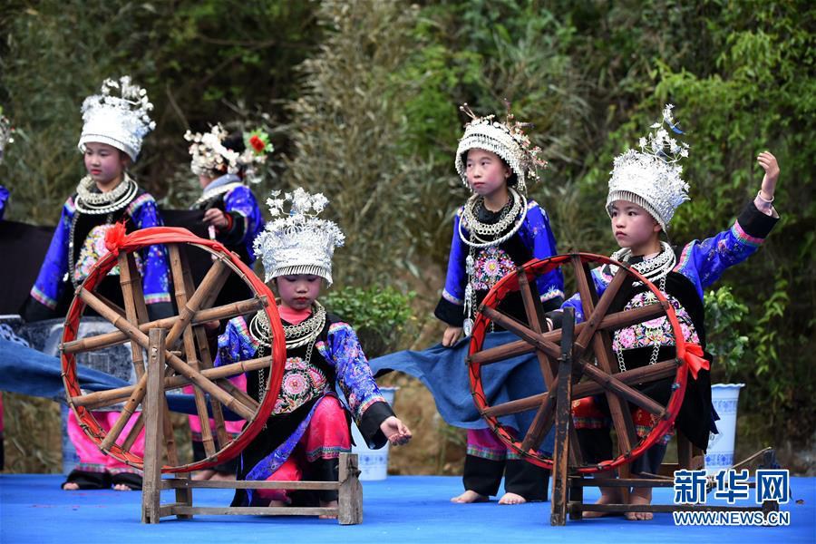 묘족(苗族) 여성들이 비물질문화유산(무형문화재) 공연을 펼치고 있다. [4월 6일 촬영/신화사 양원빈(楊文斌) 기자]