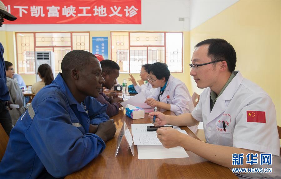 잠비아 카푸에 고르지 수력발전소 건설 현장에서 중국계 기업 직원들이 제20차 의료봉사팀 대원들로부터 진료를 받는 모습이다. [촬영: 신화사 펑리쥔(彭立軍) 기자]