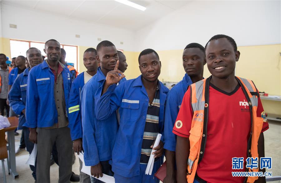 잠비아 카푸에 고르지 수력발전소 건설 현장에서 중국계 기업 직원들이 진료를 받기 위해 기다리는 모습이다. [촬영: 신화사 펑리쥔(彭立軍) 기자]