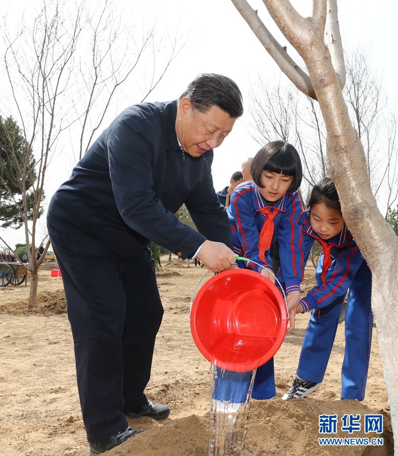 시진핑(習近平) 주석이 소년 선봉대 대원들과 함께 방금 심은 묘목에 물을 주고 있다. [촬영/신화사 쥐펑(鞠鵬) 기자]