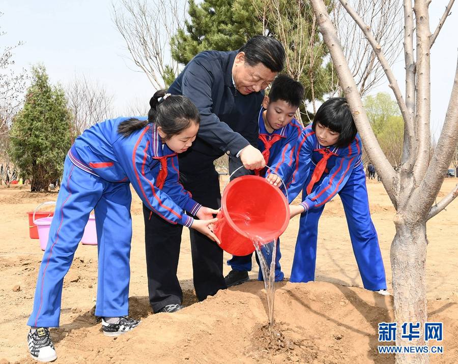 시진핑(習近平) 주석이 소년 선봉대 대원들과 함께 방금 심은 묘목에 물을 주고 있다. [촬영/신화사 셰환츠(謝環馳) 기자]