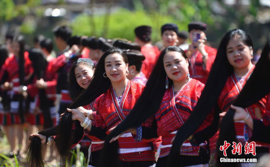 곱게 치장한 요족(瑤族) 여성들이 긴 머리카락을 보여주고 있다. [사진 출처: 중국신문사/촬영: 판즈샹(潘志祥)]