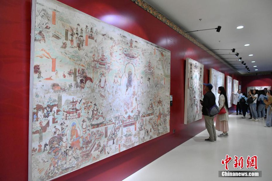 4월 11일, 관람객들이 둔황(敦煌) 벽화를 관람하고 있다. [촬영/중국신문사 런둥(任東) 기자]