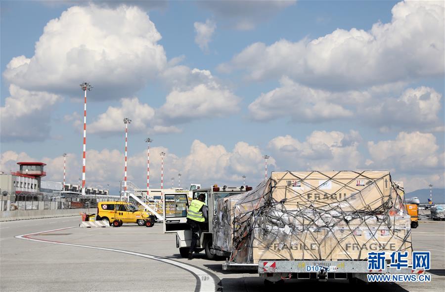 4월 9일, 이탈리아 밀라노 말펜사 공항 직원들이 불법으로 유출된 중국 문화재 및 예술품을 격납고까지 운송했다. [촬영: 신화사 청팅팅(程婷婷) 기자]
