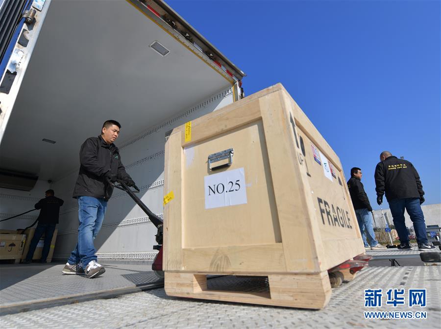4월 10일, 베이징 서우두(首都) 국제공항 물류 직원들이 통관된 중국 문화재 및 예술품을 차에 실리고 있다. [촬영: 신화사 리허(李賀) 기자]