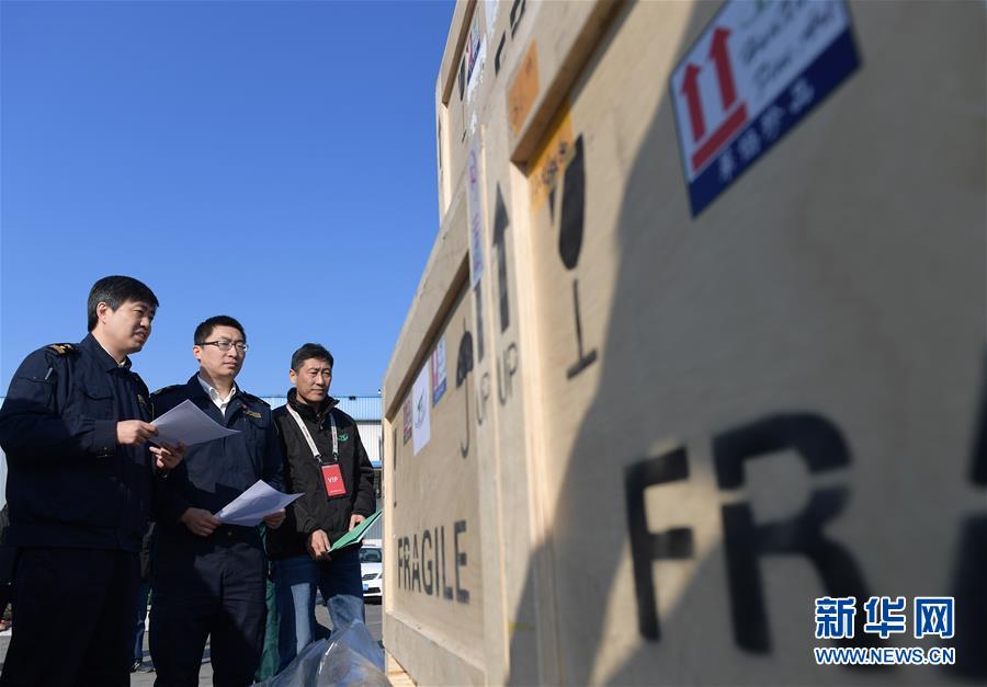 4월 10일, 베이징 서우두(首都) 국제공항 해관 직원들이 이탈리아에서 돌려받은 중국 문화재 및 예술품을 검사하고 있다. [촬영: 신화사 리허(李賀) 기자]