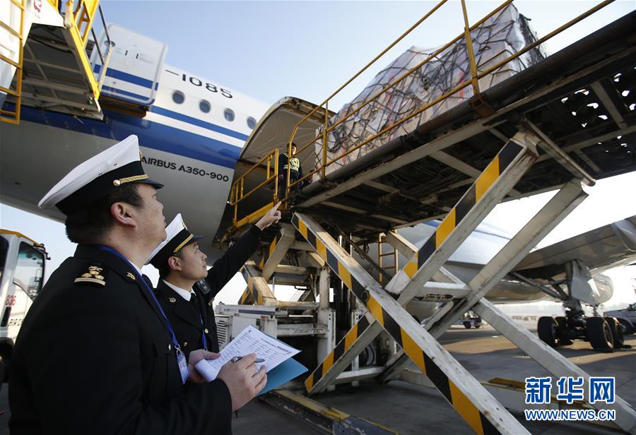 4월 10일, 베이징 서우두(首都) 국제공항 해관 직원들이 지켜보는 가운데 공항 직원들이 이탈리아에서 돌려받은 중국 문화재 및 예술품을 비행기에서 내리고 있다. [사진 출처: 신화사/촬영: 천인쑹(陳寅嵩)]
