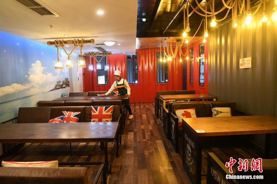 식당 직원이 손님을 맞이하기 위해 테이블을 닦는 모습 [사진 출처: 중국신문망/촬영: 천차오(陳超)]