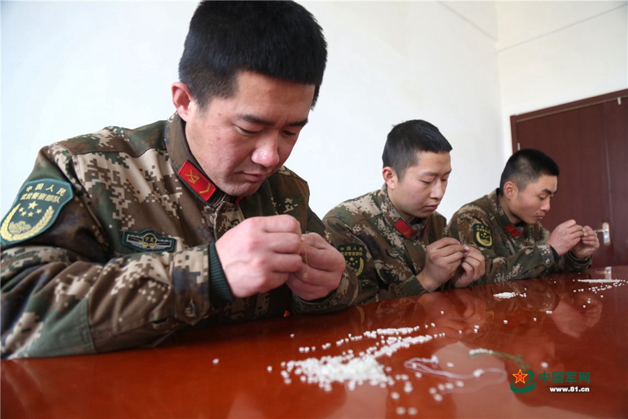 특전대원들이 실에 쌀을 엮는 훈련을 통해 인내심을 키우고 있다.