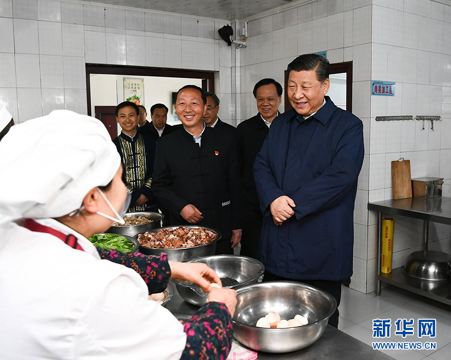 시진핑(習近平) 주석이 스주(石柱) 토가(土家)족자치현의 한 초등학교 급식 식당 직원들을 만났다. [촬영/신화사 셰환츠(謝環馳) 기자] 