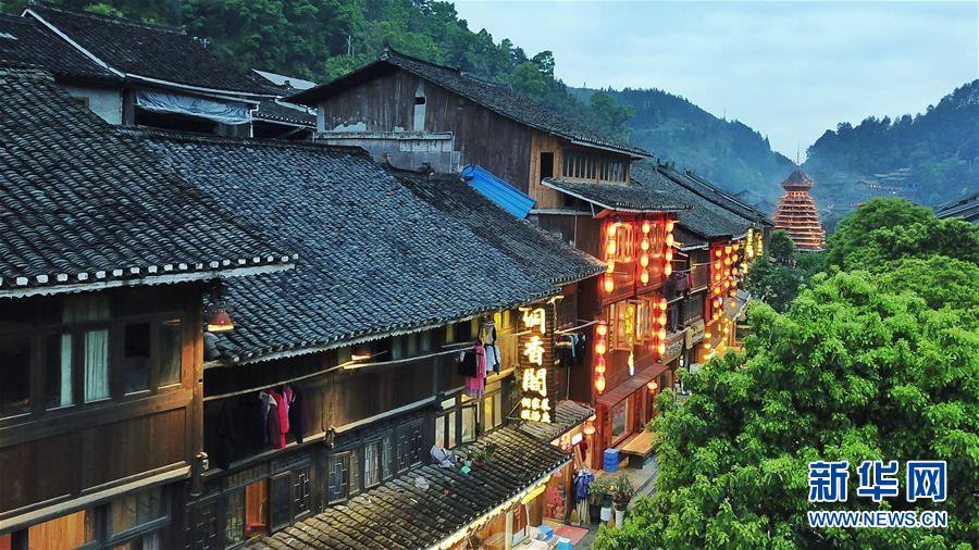 지난 14일 드론으로 촬영한 자오싱(肇興) 둥자이(侗寨•동족 마을)[촬영: 신화사 어우둥취(歐東衢) 기자]
