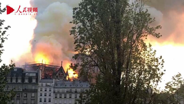 프랑스 파리 노트르담 대성당 화재 발생…첨탑 큰불 속 무너져