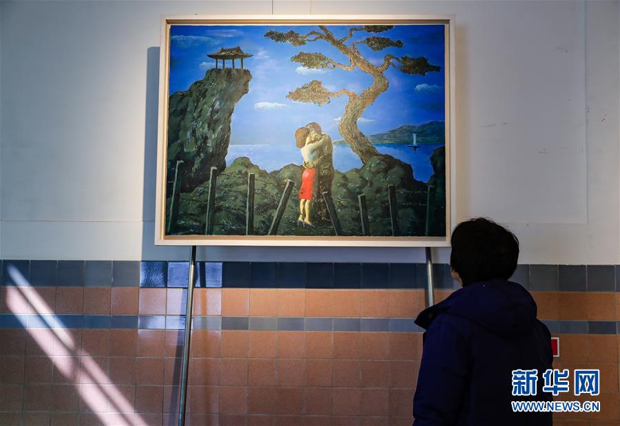 4월 2일, 관람객이 전시회장에서 유화 작품 ‘포옹’을 감상하고 있다. [촬영: 신화사 왕징창(王婧嬙) 기자]